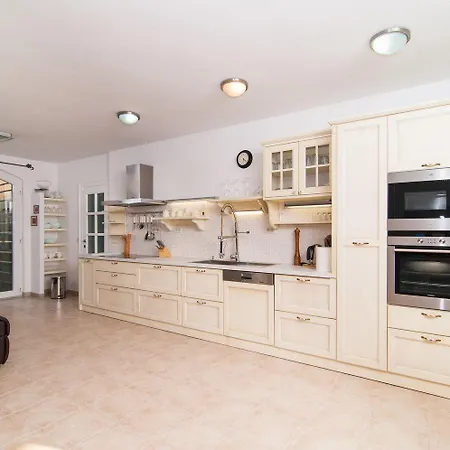 10 Persons With Pool At Island Brac *