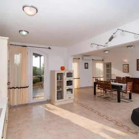 10 Persons With Pool At Island Brac *