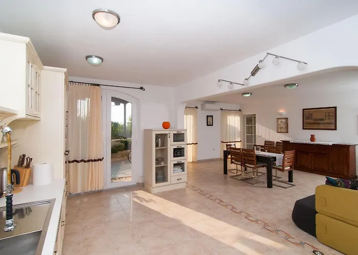 10 Persons With Pool At Island Brac *