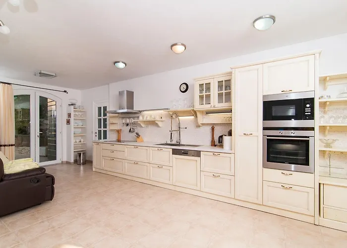 10 Persons With Pool At Island Brac *